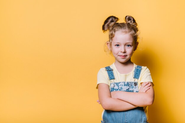 Niña con los brazos cruzados