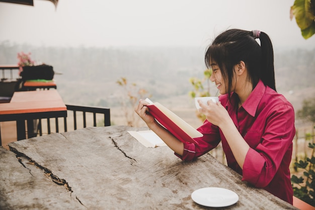 Niña en el cafe, libro, lectura, cafe