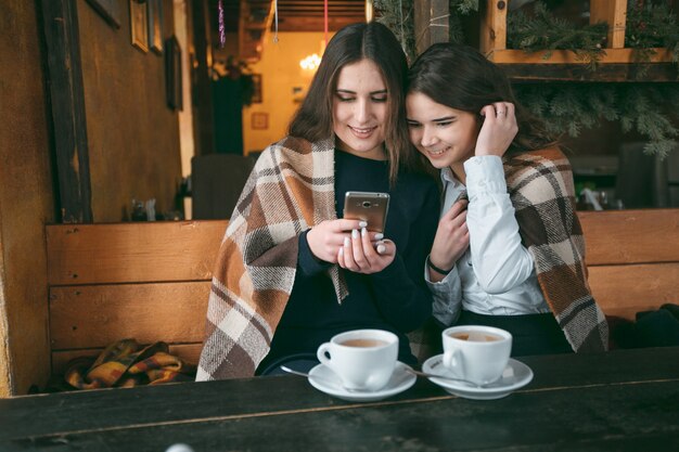 Niña en el café