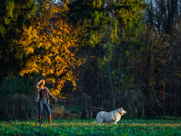 niña camina con husky