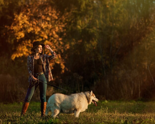 niña camina con husky