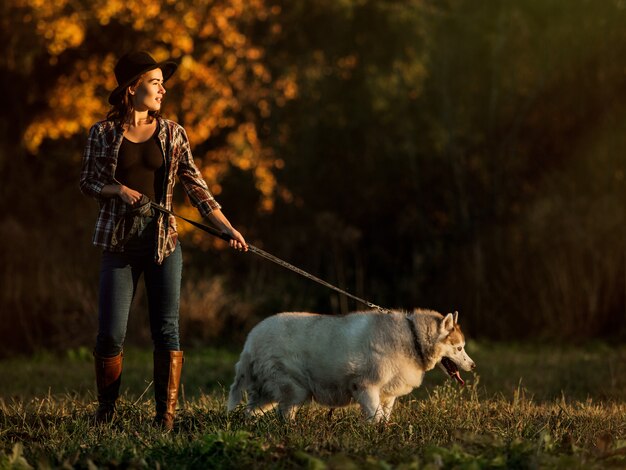 niña camina con husky