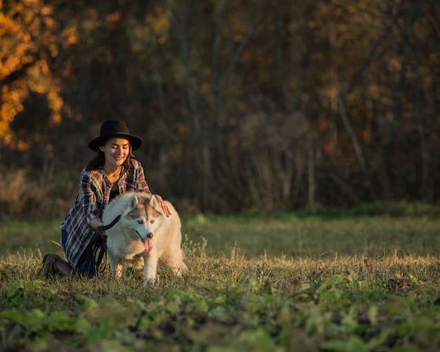 Foto gratuita niña camina con husky