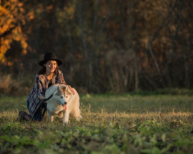 niña camina con husky