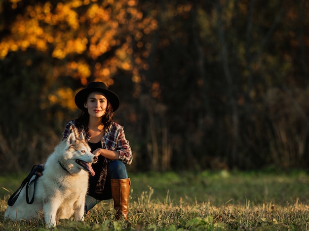 niña camina con husky