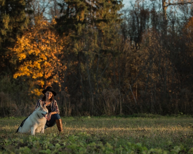 Niña camina con husky