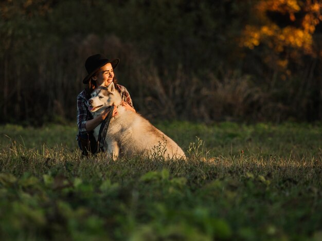 niña camina con husky