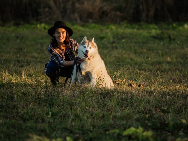 niña camina con husky