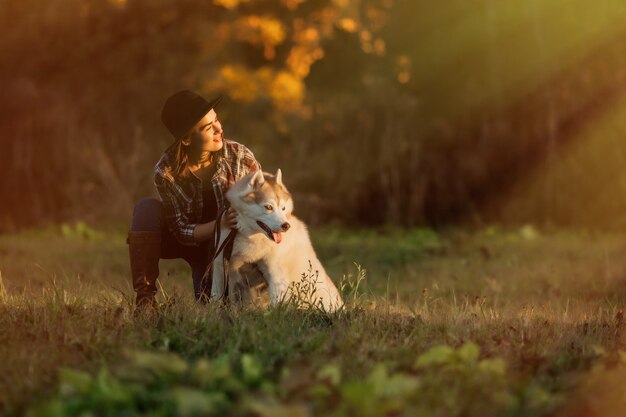 niña camina con husky