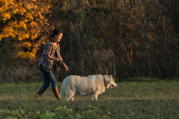 niña camina con husky