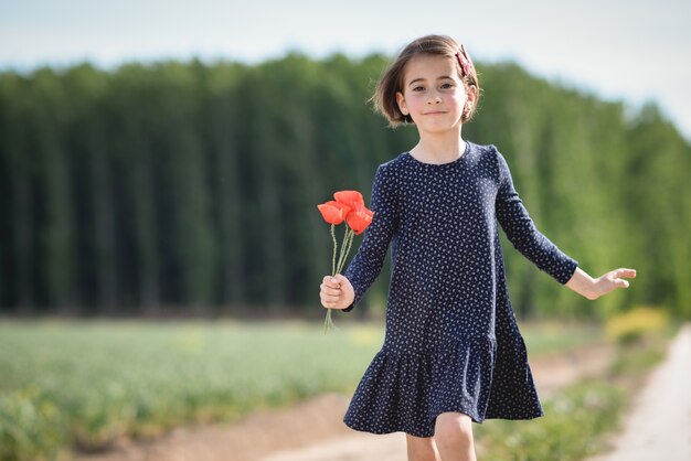 Niña caminando en el campo de la naturaleza con un vestido hermoso