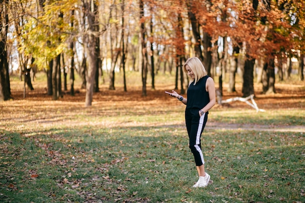 niña caminando en el parque de otoño