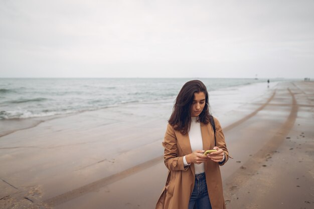 niña caminando en la playa