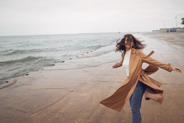 niña caminando en la playa