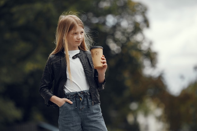 Niña con una camiseta blanca en una ciudad de verano