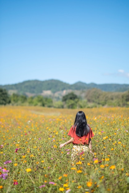 niña en campo de flores