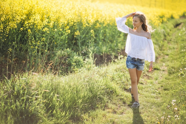 Niña en el campo