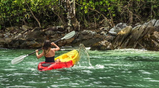 una niña en una canoa