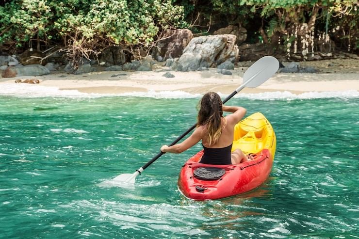 Foto gratuito una niña en una canoa