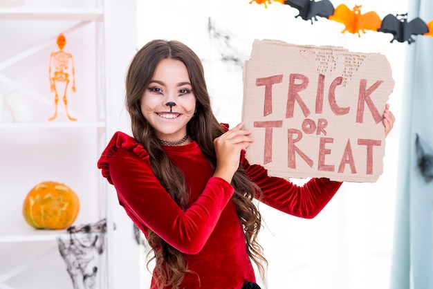 Foto gratuita niña con cara pintada lista para halloween