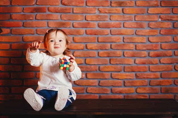 Niña en casa