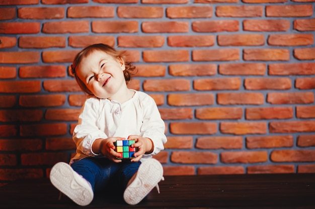 Niña en casa