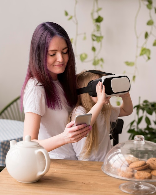 Foto gratuita niña con casco de realidad virtual