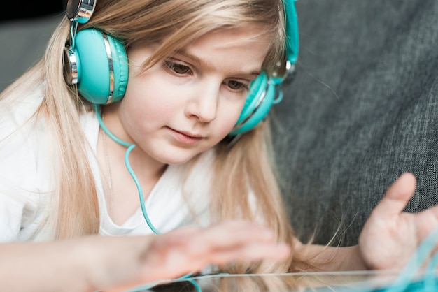 Niña con cascos de música