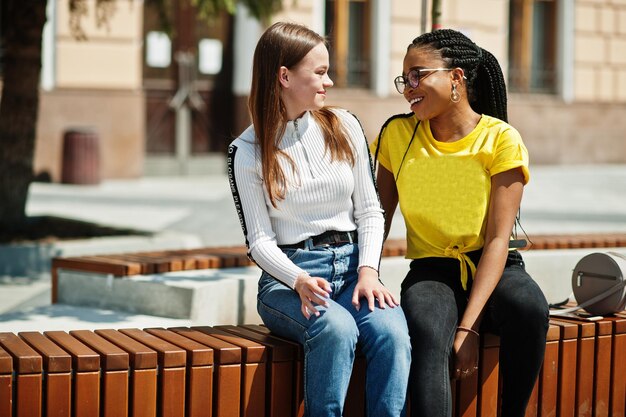 Niña caucásica blanca y afroamericana negra juntos Unidad mundial amor racial comprensión en tolerancia y diversidad de razas cooperación