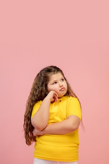 Niña caucásica feliz aislada en el fondo del estudio Se ve feliz alegre sincero Copyspace Concepto de emociones de educación infantil