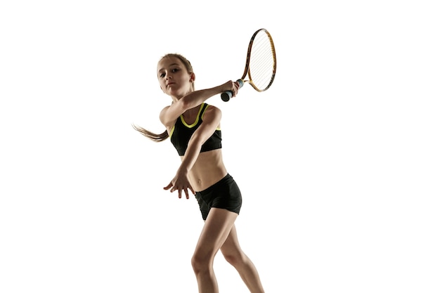 Foto gratuita niña caucásica jugando al tenis aislado en la pared blanca