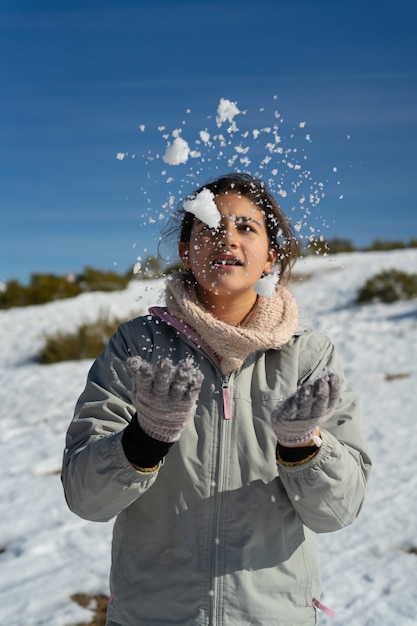 Foto gratuita niña caucásica jugando con nieve en invierno