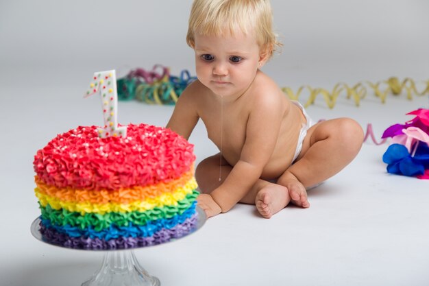 Niña celebrando su primer bithday con pastel gourmet y ba