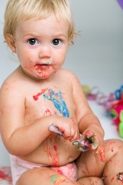 Niña celebrando su primer bithday con pastel gourmet y ba