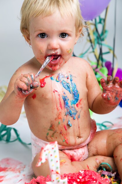 Niña celebrando su primer bithday con pastel gourmet y ba