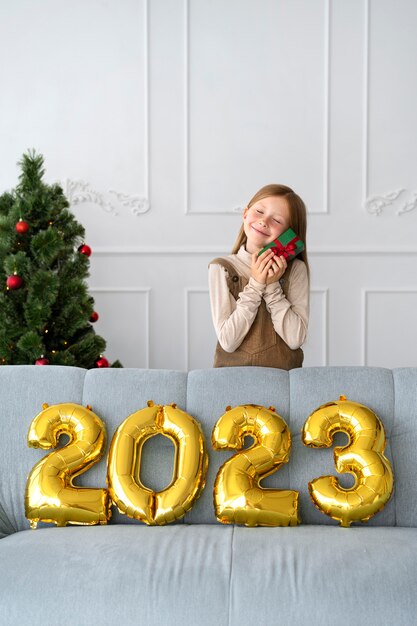 Niña celebrando la víspera de año nuevo en casa