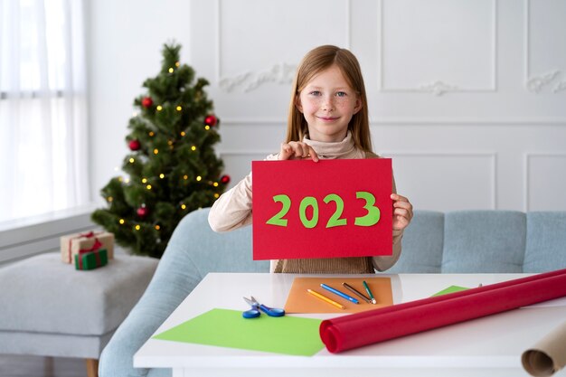 Niña celebrando la víspera de año nuevo en casa