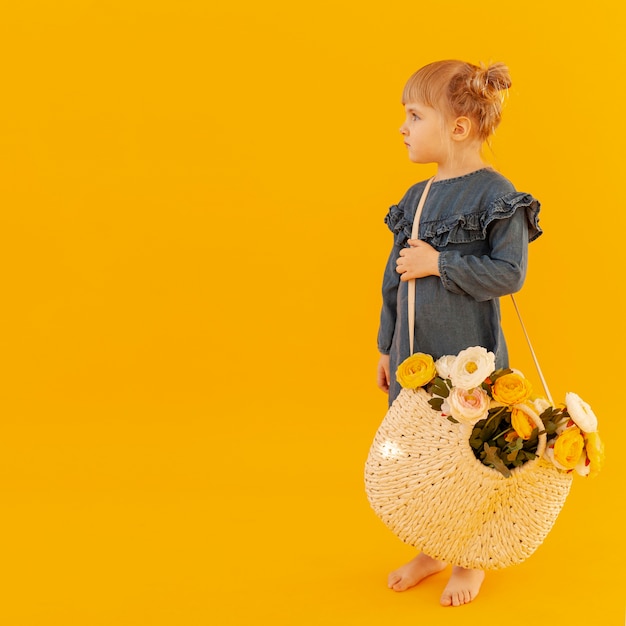 Foto gratuita niña con cesta de flores