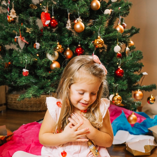 Niña chica en noche de navidad