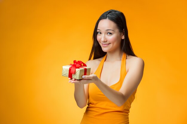 Niña china con un regalo