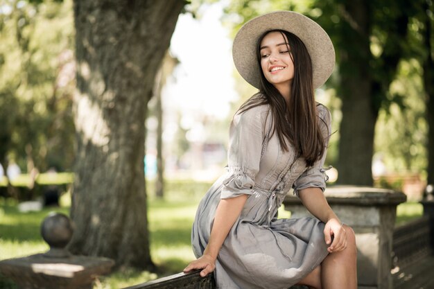 Niña, ciudad, sombrero, teléfono, ir, móvil