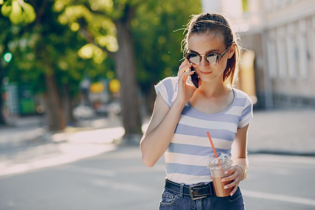 niña en la ciudad