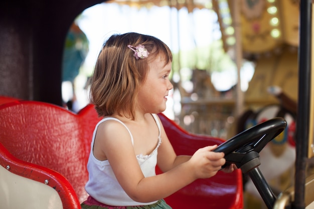 Foto gratuita niña en coche carrusel