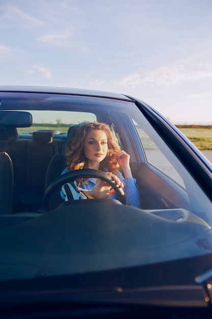 niña en un coche