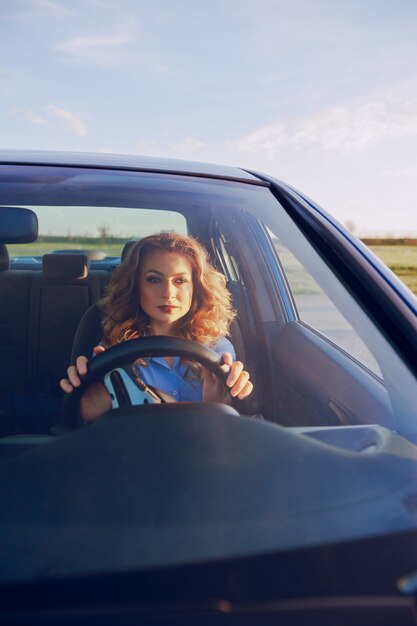 niña en un coche