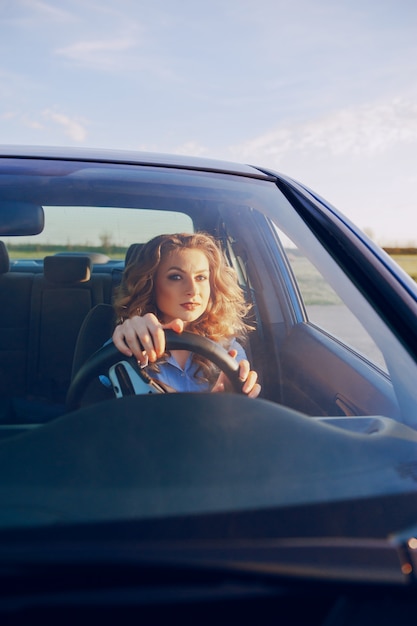 niña en un coche