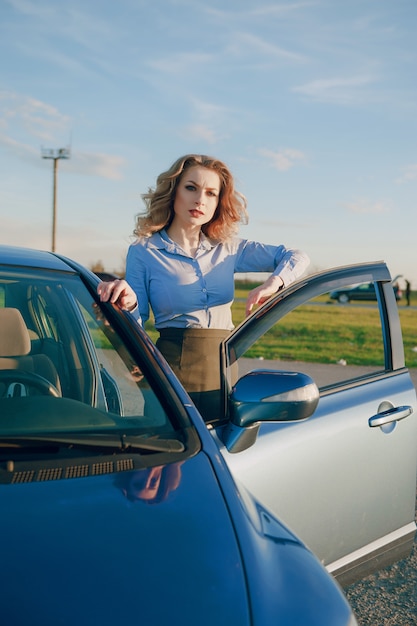 Foto gratuita niña en un coche