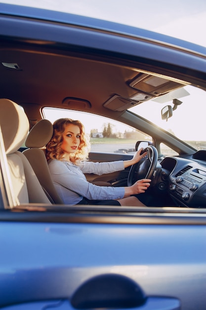 Foto gratuita niña en un coche