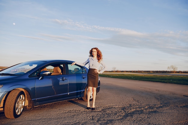 niña en un coche