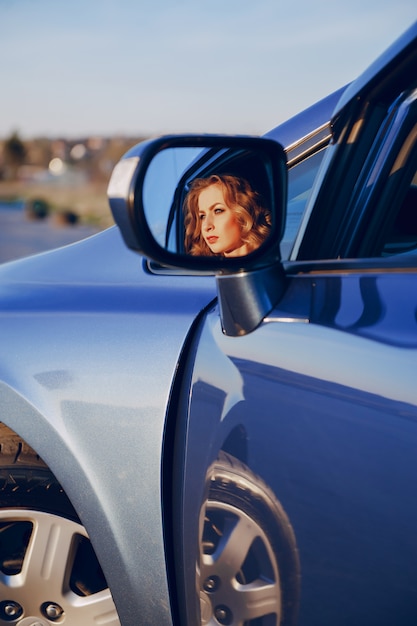 niña en un coche